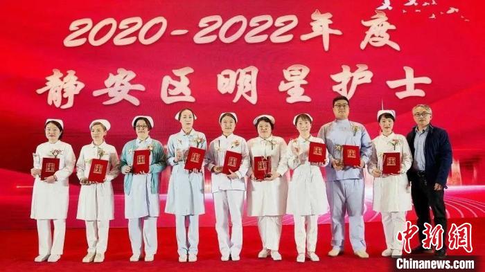 吴雯瑾刚刚荣获“2020-2022年度静安区明星护士”称号。　上海市眼病防治中心供图