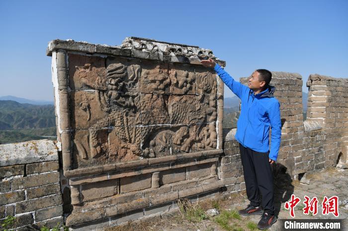 “长城老郭”展示金山岭长城的麒麟影壁。　翟羽佳 摄