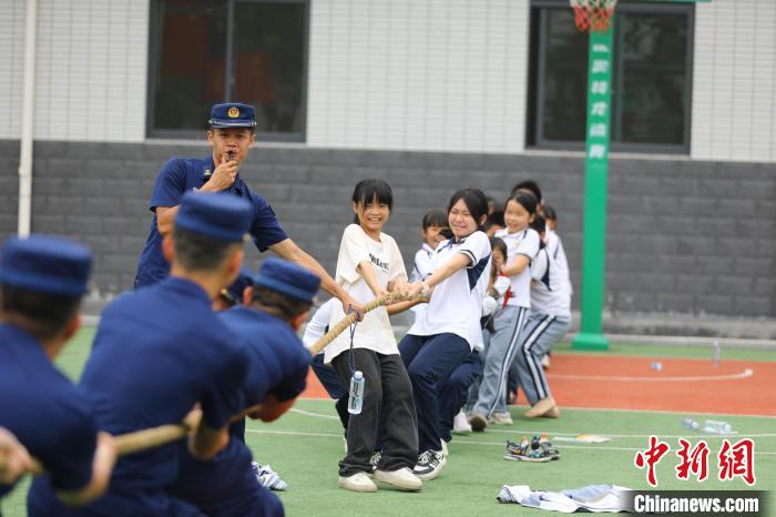 图为消防员与学生开展拔河比赛。　李袁辉 摄