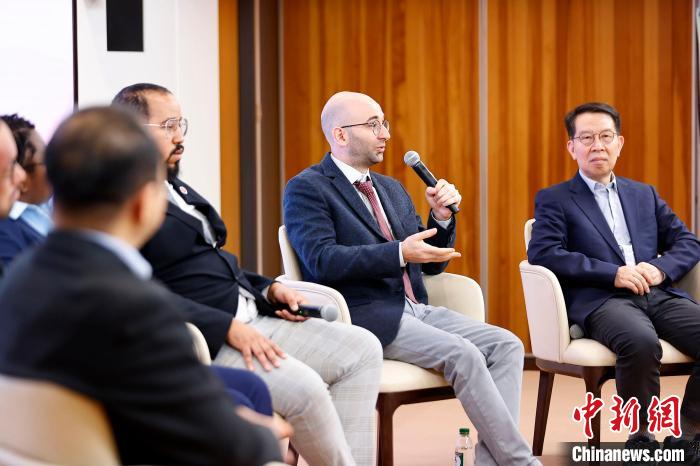 当日，意大利青年汉学学者范狄(右二)在国际中文日活动中与多国青年学者探讨乡村振兴和文明对话。　 欧洲时报 王欧 摄 摄