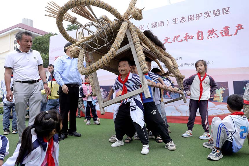 学生们在体验国家级非遗蓆狮犁狮。胡慧秀摄