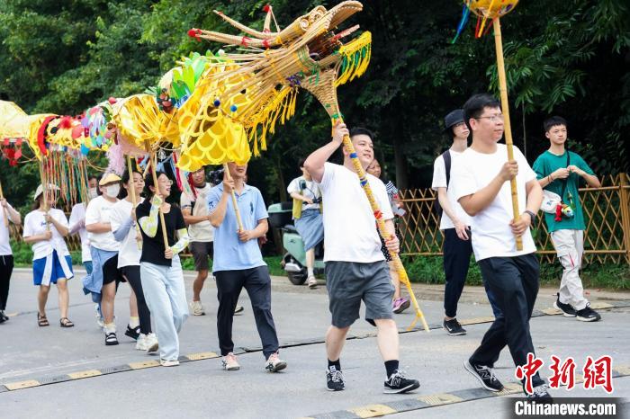 新老村民手举游龙穿梭于村庄。　青山村供图