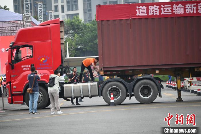 图为货车驾驶员正在进行摘挂装挂项目比赛。　张旭 摄