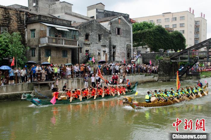 图为合浦县端午龙舟赛现场。　翟李强 摄