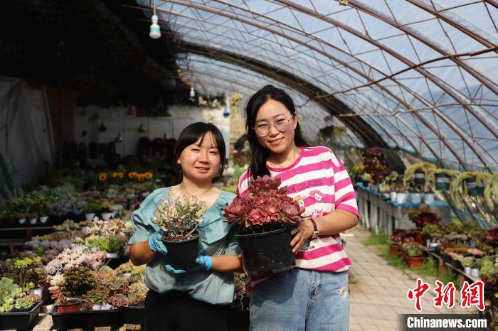 图为陈雯雯(右)和盛芳。　张林虎 摄