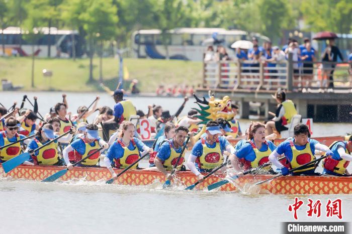 留学生们参与龙舟竞渡，体验中国传统文化。　华东理工大学供图