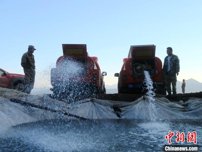 由当地村民组成的民兵应急分队将水送到海拔3700米的原始森林里，全力保障火场用水。　程雪力 摄