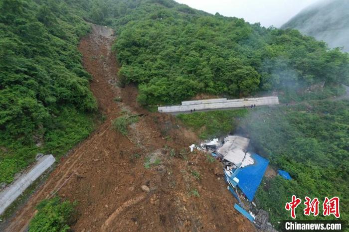 山体垮塌现场。视频截图 刘忠俊 摄