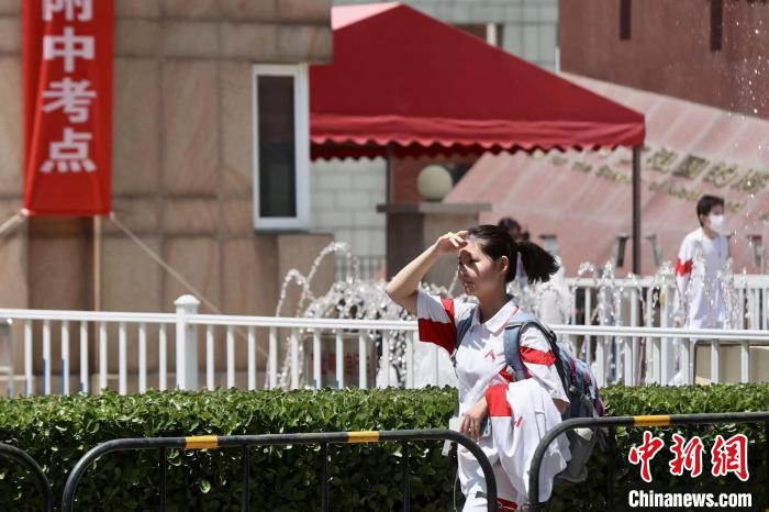 6月7日，中国人民大学附属中学考点，考生结束当日第一科语文考试后走出考点。　中新社记者 易海菲 摄