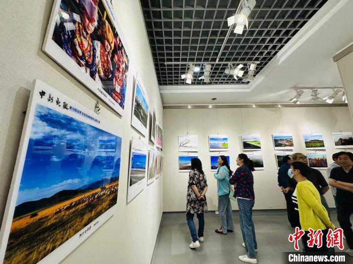 图为展览现场。　 魏建军 摄