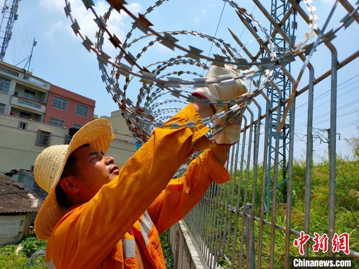 图为玉林工务段职工不惧高温“烤”验，在南广线贵港站至厚禄站下行区间作业。　姚卓年 摄