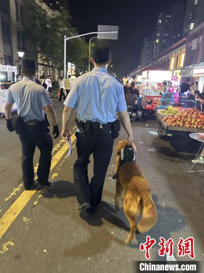 图为民警带毛毛走进大街小巷进行反诈宣传。　警方 供图