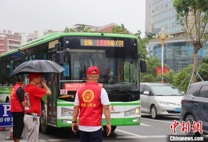 “爱心送考”专车。　吕若萱 摄