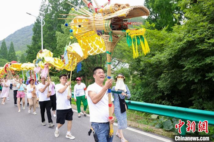 新老村民手举游龙穿梭于村庄。　青山村供图