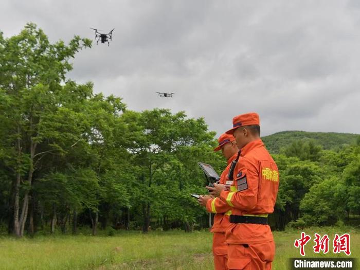 无人机在空中巡护中起到了重要作用。　刘栋 摄