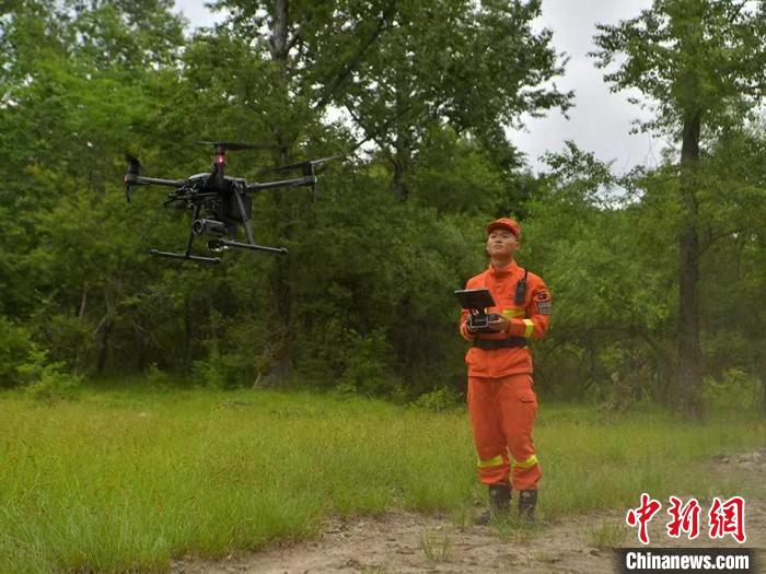 张海天将无人机升起，准备空中巡护。　刘栋 摄