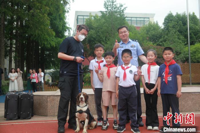 上海市公安局城市轨道和公交总队警犬支队的训导员带着“地铁汪汪警队”走进上海小学。　上海市公安局供图