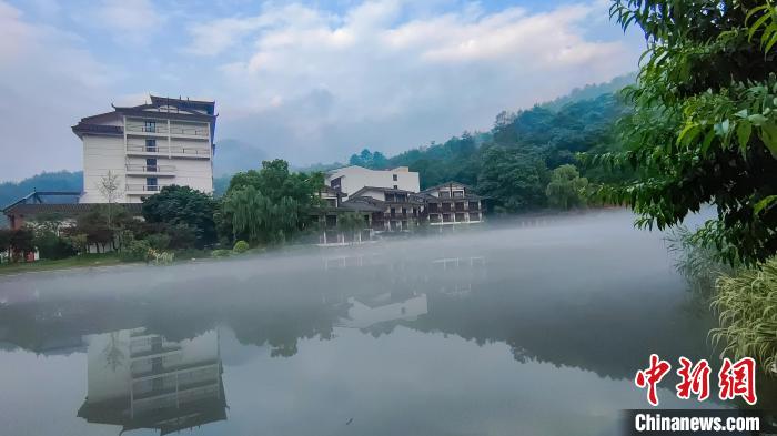 清晨千家洞景区风光旖旎。 　杨宗盛 　摄