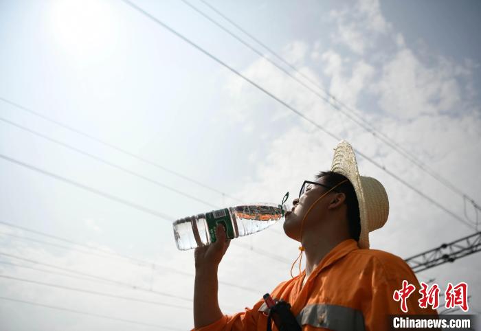 6月1日，在京九铁路庐山区段，铁路工人正在工作间隙喝水解暑。　胡国林 摄