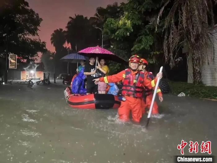 广东揭阳，消防员将被困民众转移至安全地带 广东省消防救援总队 供图