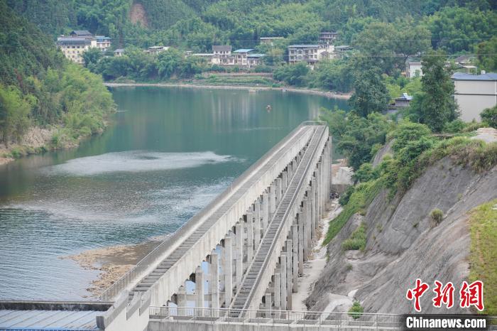 图为落久水利枢纽仿生态鱼道。　韦国政 摄