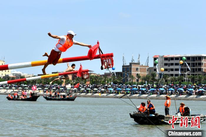 6月22日，两岸民众海上泼水“闹”端午。图为妙趣横生的海上捉鸭。　吕明 摄