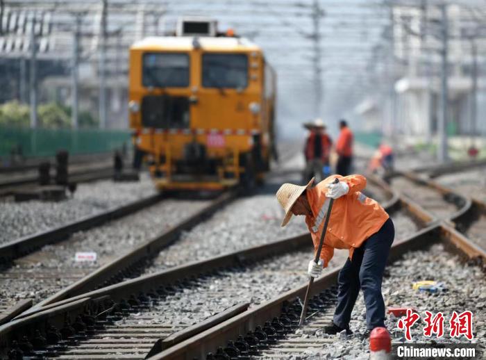 6月1日，在京九铁路庐山区段，九江桥工段的职工正在对正线设备进行整治。　胡国林 摄