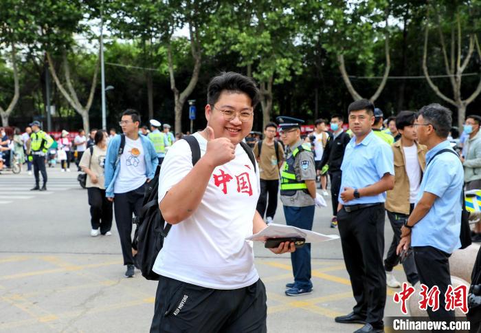 6月7日，在山东省滕州市第一中学考场，参加高考的学生开心的进入考场参加高考。　宋海存 　摄