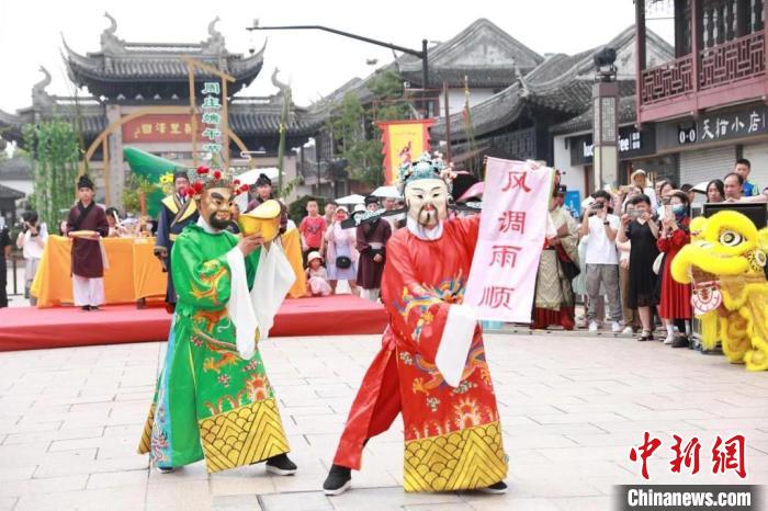 传统的跳加官表演，祈求风调雨顺、国泰民安。　陆盛 摄