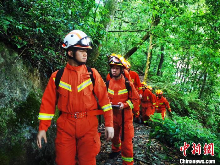 图为江口县梵净山消防救援站的消防员在贵州梵净山巡逻。　江口县梵净山消防救援站供图