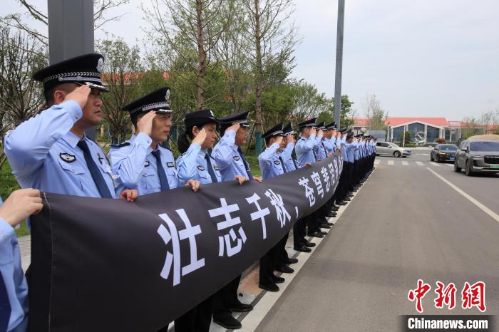 民警送别许树林。　江苏警方 供图