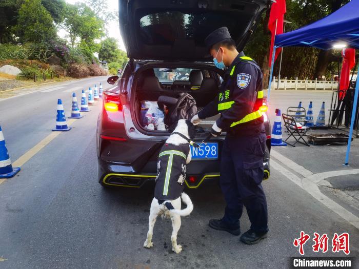 图为刀友诚与警犬“江楠”正在展开查缉。　保山边境管理支队供图