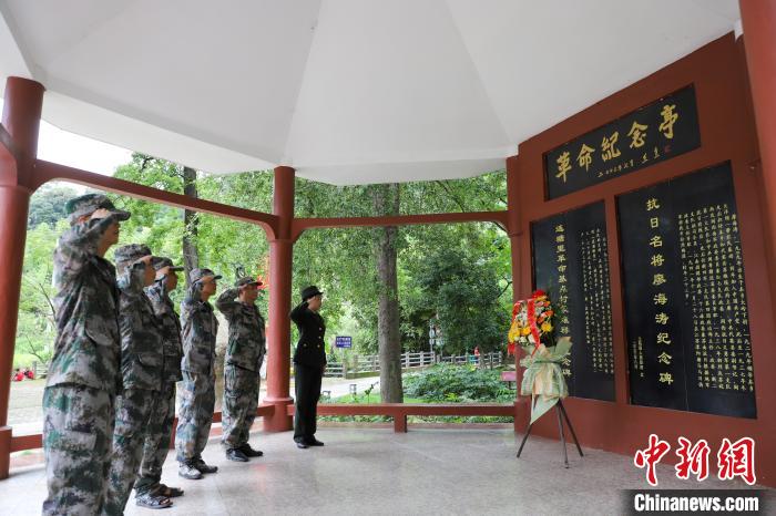 退役军人向烈士纪念碑敬礼。　王雨南 摄