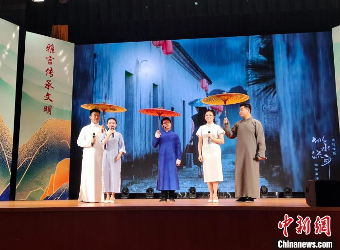 图为印度尼西亚和缅甸留学生在演绎作品《雨巷》。　黄艳梅 摄