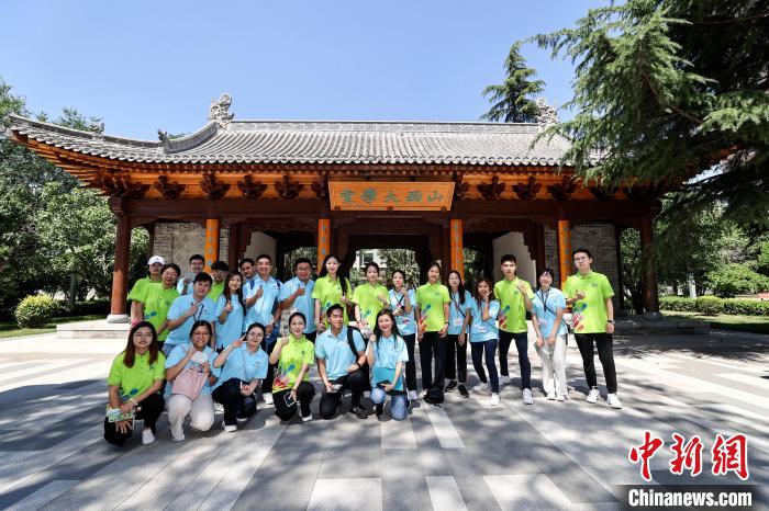 香港青年学生参观山西大学校史馆，与山西大学学生进行一对一交流。　张云 摄