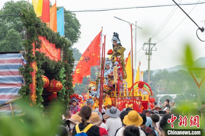 桃花会巡游现场。　余若望 摄