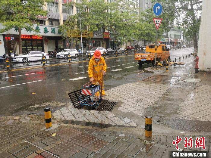 7月17日，海口市排水设施事务中心安排人员进行路面巡检。　海口市排水设施事务中心供图