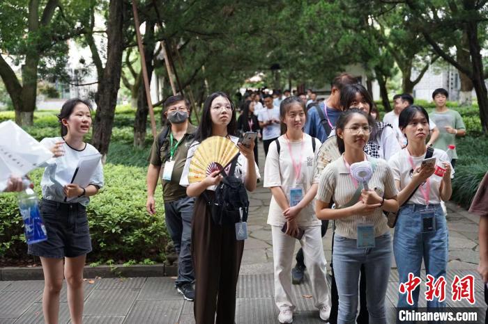 香港青年参观镇海中学校园。　镇海中学供图