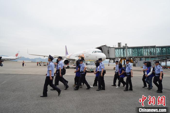 资料图：重庆警方押解犯罪嫌疑人。　重庆警方供图