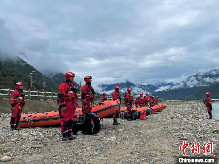 图为训练前消防员正在强调训练安全。　西绕拉翁 摄