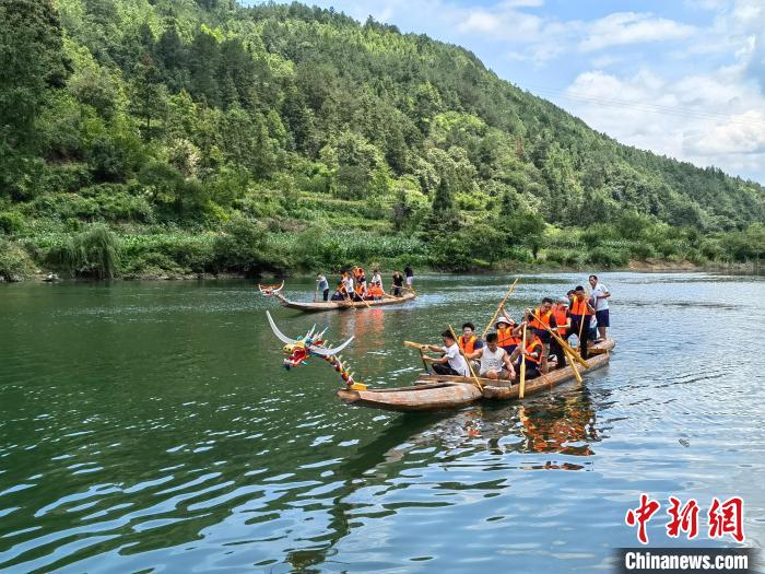 广东佛山台青在贵州体验民俗文化。　佛山市委台港澳办 摄