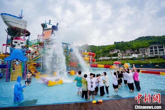 游客在湖州安吉天子湖荣耀天空之城里戏水游玩 王翠供图