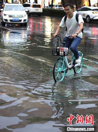 19日18时左右，南京雨水减止，部分地区仍有积水。　泱波 摄