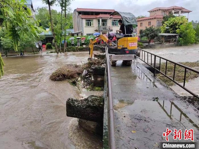 绵阳市安州区秀水镇蟠龙村新桥桥洞堵塞，当地第一时间进行疏通。　四川应急供图