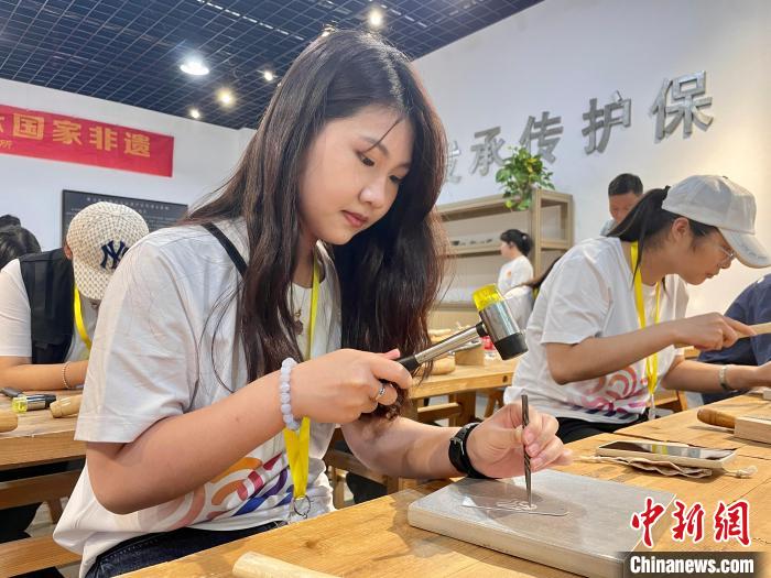 参与活动的一位香港学生体验永康锡雕技艺。　张斌 摄