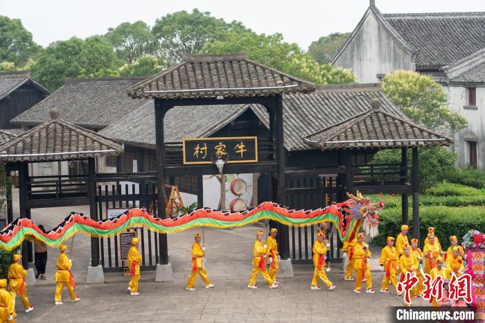 桃花会巡游现场。　余若望 摄