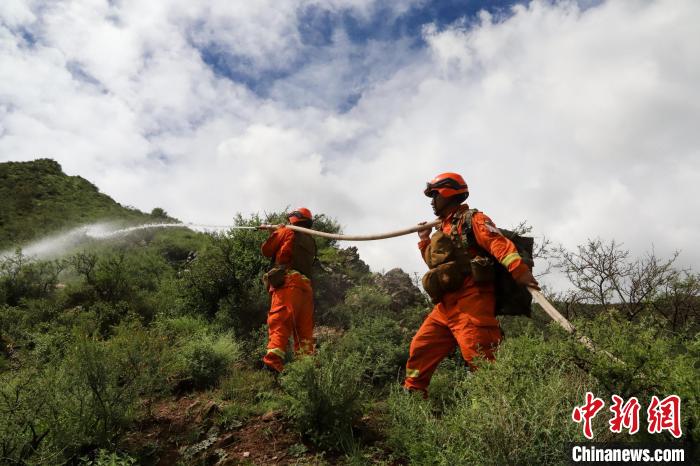 图为消防员进行野外山地水泵架设演练。　姚天锐 摄