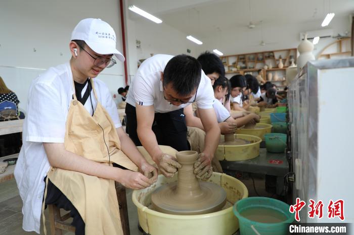 香港青年们体验拉胚。　张珂 摄