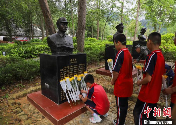 学生们向烈士铜像敬献鲜花。　王雨南 摄