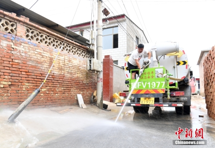 8月6日，河北省涿州市清凉寺街道马坊村工作人员在进行消杀作业。连日来，涿州城区多个社区和城市街道在进行清淤之后立即开展消杀作业。中新社记者 韩冰 摄